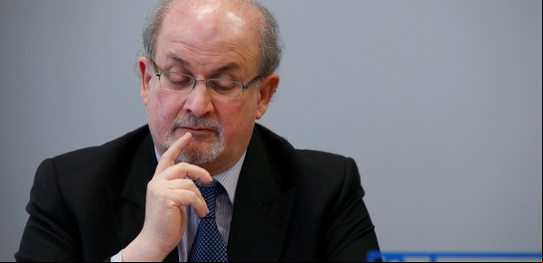 El agente de Salman Rushdie contó que el escritor perdió un ojo y la movilidad de una mano tras el atentado