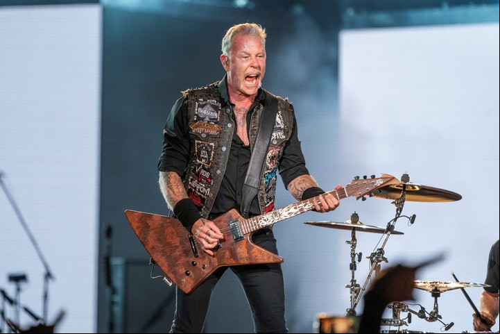 James Hetfield en Lollapalooza Chicago 2022, junto a Metallica. Foto: AP