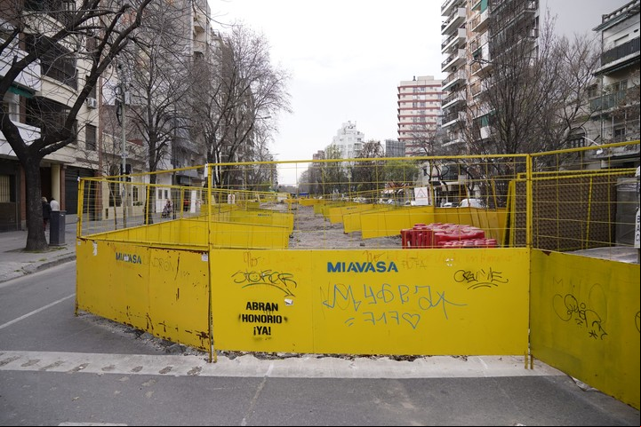 La obra para hacer un corredor verde en la avenida Honorio Pueyrredón está paralizada desde febrero. Foto: Emmanuel Fernández