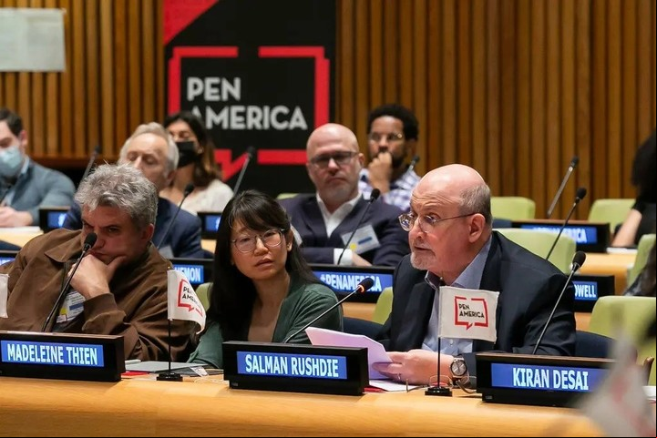 Salman Rushdie, quien se ha convertido en un defensor de la libertad de expresión, en una reunión de escritores internacionales en las Naciones Unidas, patrocinada por PEN America. Foto Beowulf Sheehan/ NYT