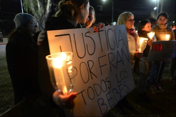 Marcha de antorchas por los bebés muertos en el hospital de Córdoba. Foto; Javier Ferreyra/La Voz