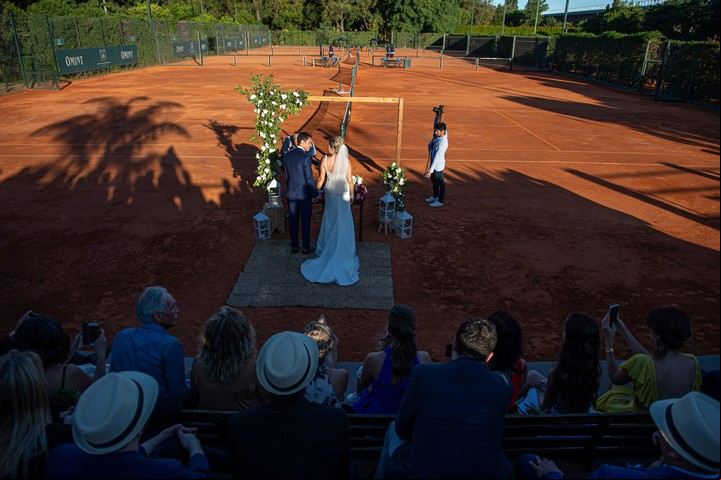 El Civil del casamiento de Bárbara y Martín, sobre el polvo de ladrillo del BALTC.