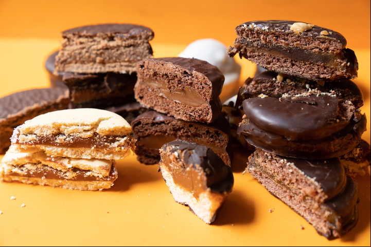 Chocolate y dulce de leche, la fórmula clásica del alfajor argentino. Foto: Fernando de la Orden.