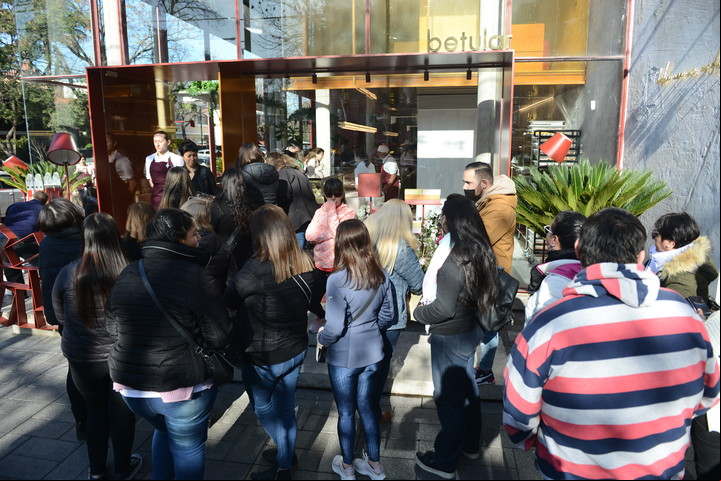 El frío no fue un impedimento para hacer cola frente a Betular Patisserie. Foto: Luciano Thieberger.