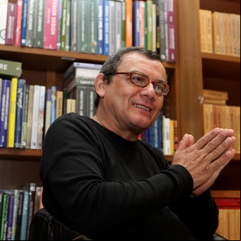 El lado B de Castellanos Moya: los ensayos y cuadernos definitivos de un escritor sabueso