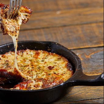 Provoleta a la parrilla: el secreto para que no se pegue y salga bien crocante por fuera y derretida por dentro