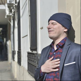 A Nahuel Pennisi no lo para nada: conduce en radio y debuta como actor en teatro