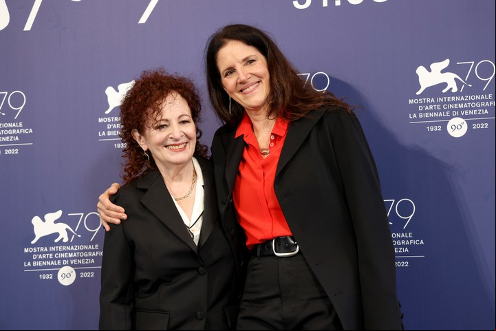 La fotógrafa Nan Goldin junto a Laura Poitras, en Venecia.
