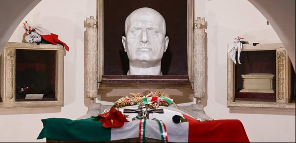 Cien años después, sigue el culto a Benito Mussolini