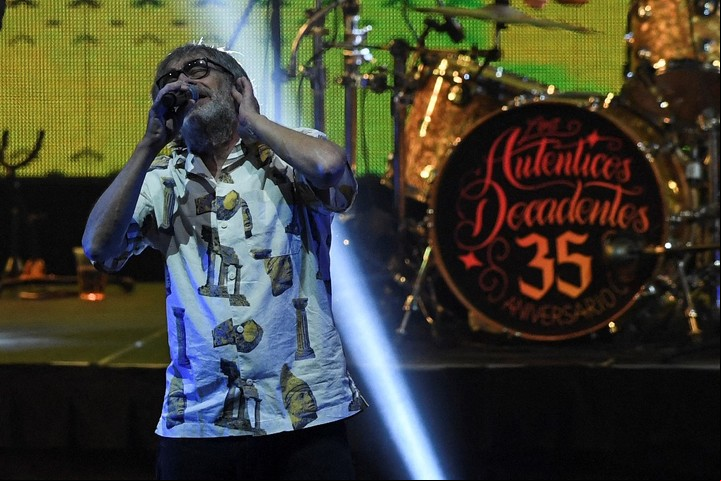 El cantante y guitarrista del grupo musical argentino "Los Auténticos Decadentes" Jorge Serrano actúa durante el en el Antel Arena en Montevideo, el 11 de junio de 2022. (Foto de PABLO PORCIUNCULA / AFP)