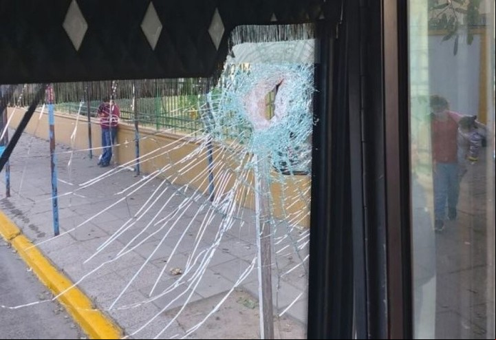 El parabrisas de la unidad de la línea 266 destruido tras la agresión de un pasajero en Lomas de Zamora. Foto: Perspectiva Sur.
