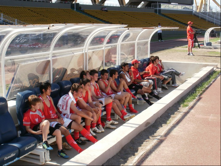 El pequeño Lucas Beltrán al lado de los chicos del selectivo de Instituto, entre los que estaba su hermano Federico. Foto: Archivo personal de Pablo Álvarez, el primer DT de Lucas Beltrán.