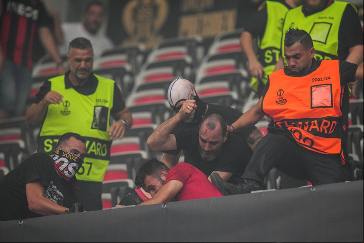 Simpatizantes de Niza y Colonia se enfrentan en una de las tribunas del Allianz Riviera antes del inicio del partido por la Conference League. (Foto: Daniel Cole / AP)