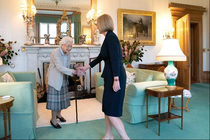 Liz Truss la última premier británica que recibió la reina Isabel, en 2022. Foto: Jane Barlow / AFP