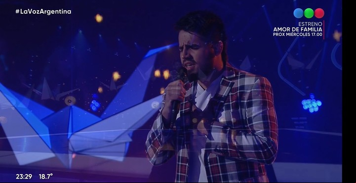 Octavio Muratore: olvidó la letra, volvió a empezar, la cantó completa y fue ovacionado. Captura TV.