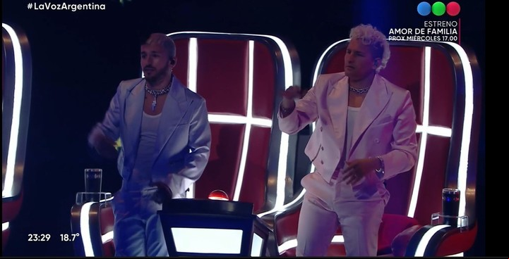 Mau y Ricky alentaron a Octavio a recomenzar la canción cuando por un segundo olvidó la letra. Captura TV.
