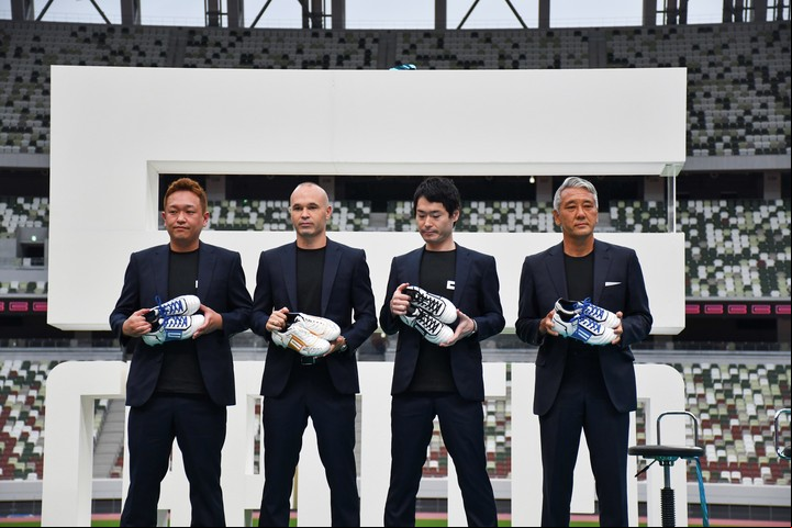 Iniesta presentó su propia marca de ropa deportiva en el Estadio Nacional de Tokio. Foto: EFE/Edurne Morillo.