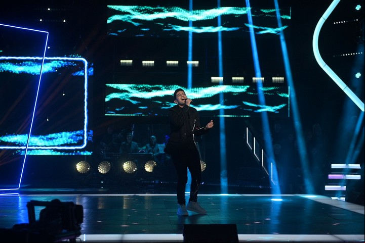 Yhosva Montoya se lució cantando "Sube, sube, sube" el domingo.