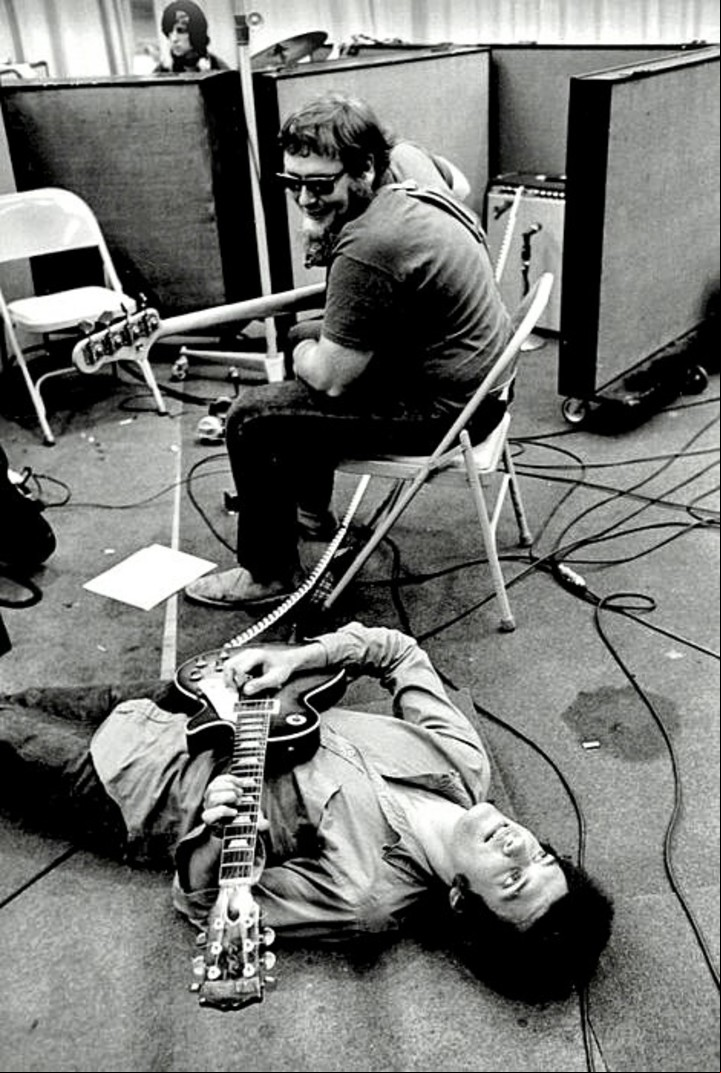 Harvey Brooks mira a Michael Bloomfield en el piso del estudio durante la grabación de Super Session, 1968. Foto: Jim Marshall