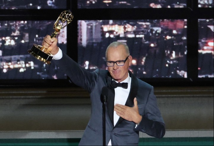 Michael Keaton ganó el primer Emmy de su carrera por la miniserie "Dopesick". Foto Reuters