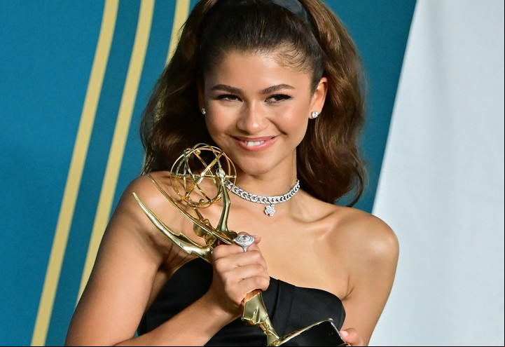 Zendaya, con su Emmy a la mejor actriz principal por "Euphoria" el año pasado. Los Emmy corren riesgo este 2023. Foto AFP
