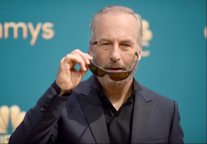 Ni aunque se saque los anteojos Bob Odenkirk lo puede creer. "Better Call Saul" no ganó anoche... ni nunca un premio Emmy. Foto AP