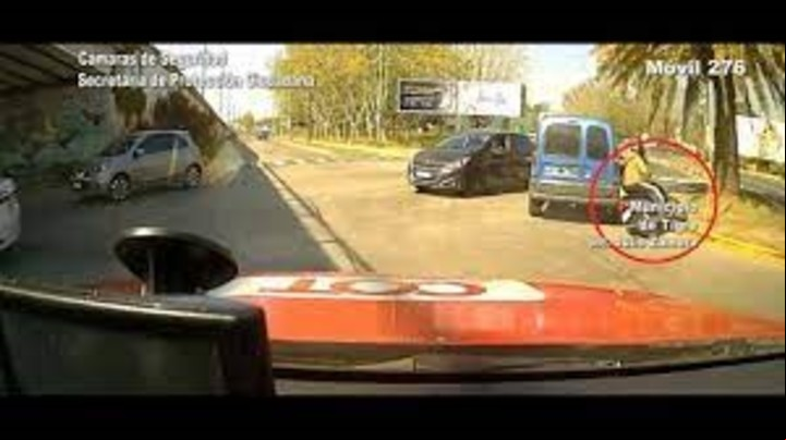 Momento exacto donde el vehículo robado choca contra una motocicleta.
