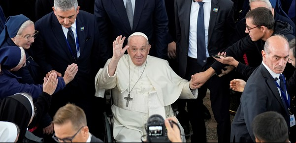 El papa Francisco advierte sobre "la locura insensata de la guerra" al abandonar Kazajistán