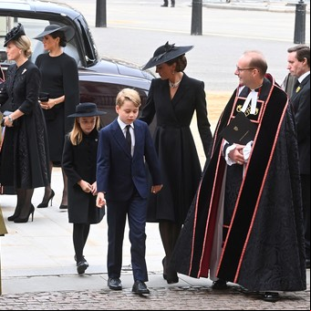 Funeral de la reina Isabel II: Con 9 y 7 años, los bisnietos debieron marchar tras el ataúd