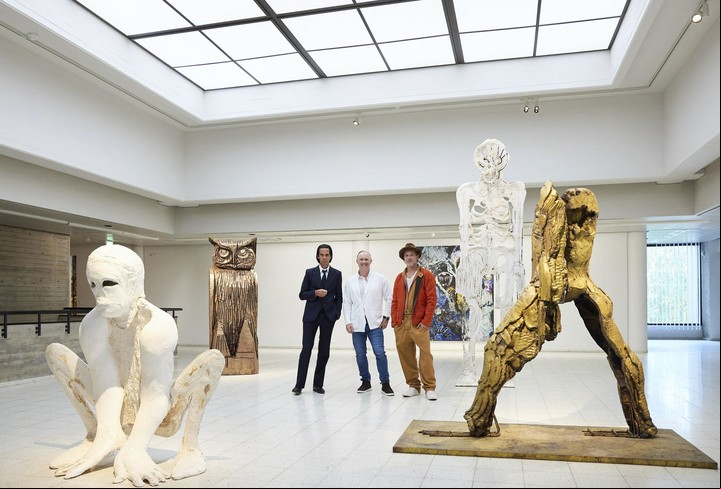 Las piezas más grandes realizadas por Brad Pitt incluyen una caja de bronce del tamaño de un ataúd que representa manos, pies y rostros que intentan atravesar la estructura en varios ángulos. Foto AFP