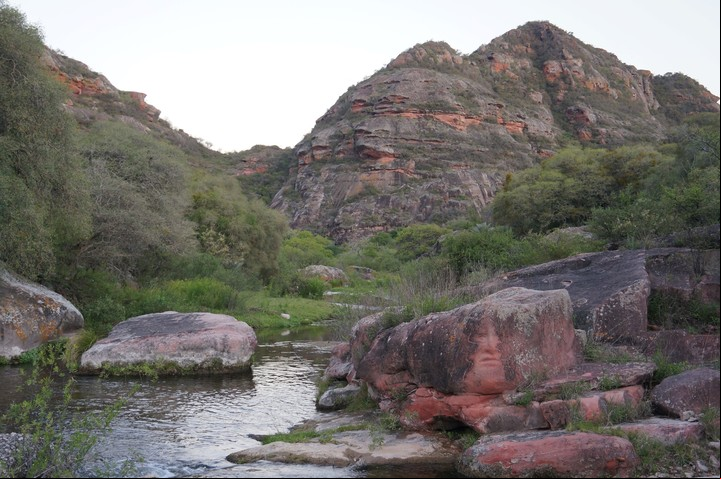 El color rojizo de las sierras le da nombre a la localidad y a la reserva. Foto Córdoba Turismo.