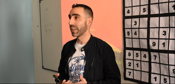 Enseñar a través del juego: creó un canal de YouTube donde comparte sus clases de matemática con sus estudiantes y colegas