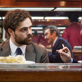 ¿Esta es la cola para ver la película de Strassera? "No, para la de Darín"