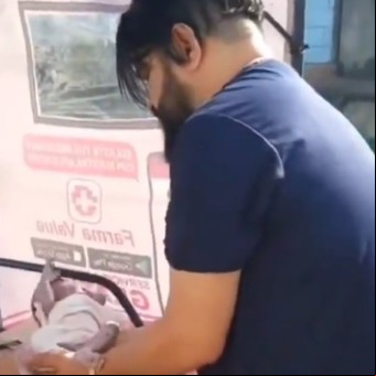 Una joven dio a luz en un lugar insólito: un ciclotaxi