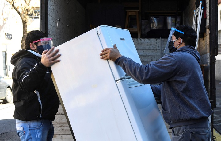 Se puede donar desde electrodomésticos, ropa y muebles hasta materiales de construcción. Foto: Télam