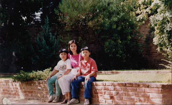 Mei Ying Lin, esposa de Yen, y los pequeños Hsiung Shih Lin yt Cheng Yen Lin, hijos de ambos.