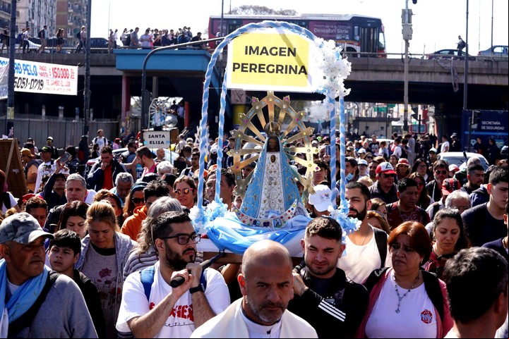 Miles de personas participan de la 48° Peregrinación Juvenil a Luján. Foto Guillermo Rodriguez Adami