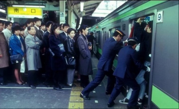 Y empuje, empuje, no deje de empujar. Dura tarea en Japón.