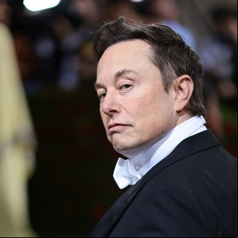 Elon Musk le declara la guerra a Apple por retirar la publicidad de Twitter: su mensaje para Tim Cook