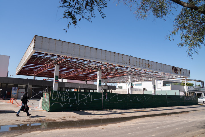 La estación de servicio sobre Rafael Obligado ya está siendo desmantelada. Foto: Fernando de la Orden.
