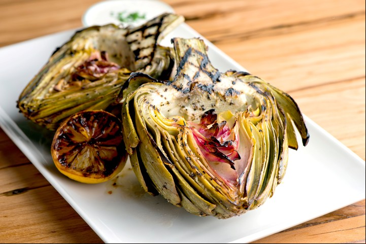 Receta de alcauciles grillados. Foto: Shutterstock.