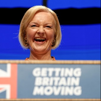 Crisis en el Reino Unido: Con la popularidad por el piso y un mes en el poder, Liz Truss lucha por su sobrevivencia