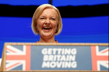 Crisis en el Reino Unido: Con la popularidad por el piso y un mes en el poder, Liz Truss lucha por su sobrevivencia