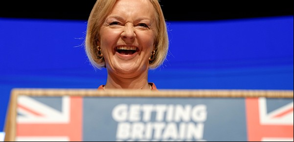 Crisis en el Reino Unido: Con la popularidad por el piso y un mes en el poder, Liz Truss lucha por su sobrevivencia
