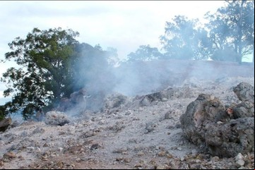 El fuego inexplicable que lleva ardiendo 6.000 años en una montaña australiana