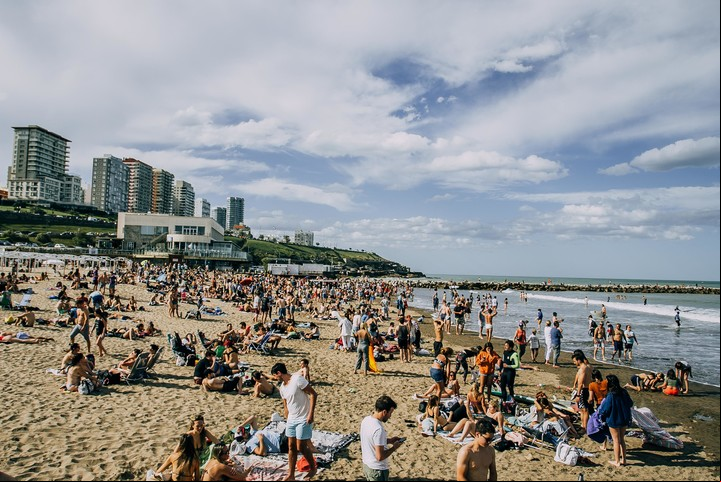 Gente disfrutando las playas de Mar del PLata. Foto: Gabriel Bulacio.