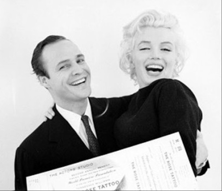 Marilyn Monroe: carrera, hitos del cine y vida personal. Con su gran amigo y amante Marlon Brando en 1955.