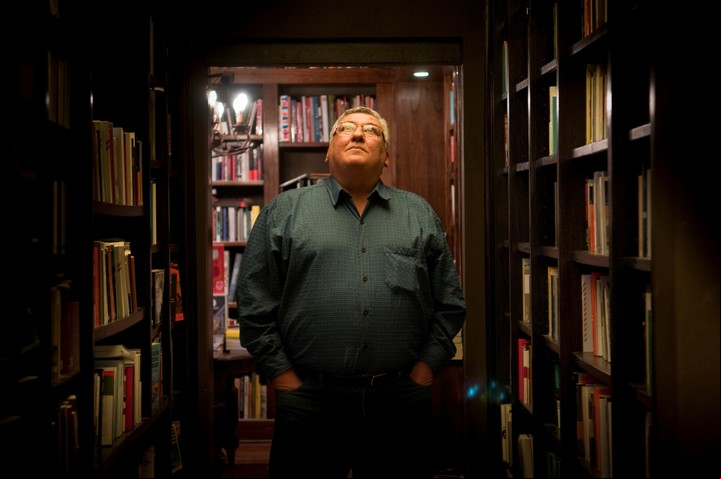 El autor sostiene que la crítica literaria actual casi no existe y que no tiene nada que decir sobre el relato erótico.
