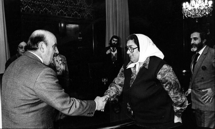 Hebe de Bonafini con el ministro del Interior, Antonio Tróccoli, en 1985.