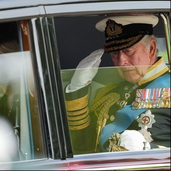 The Crown: la nueva temporada sugiere que el ahora Rey Carlos quiso que la reina Isabel abdicara en su favor